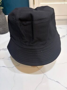 Black bucket hat